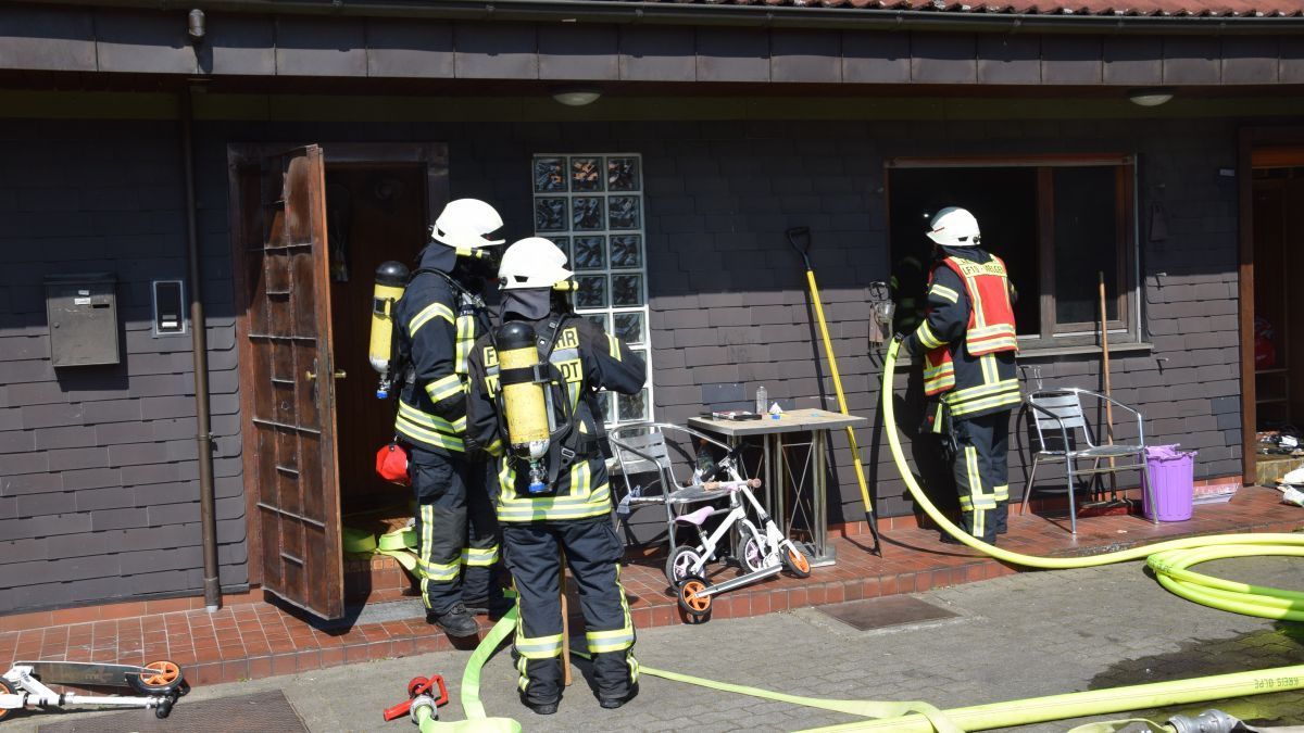 Die Feuerwehrleute im Einsatz bei dem Zimmerbrand in Meggen. von Feuerwehr Lennestadt