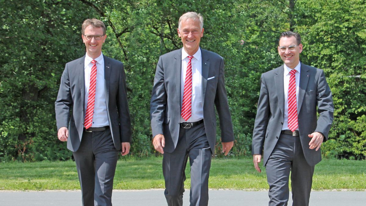 Der Vorstand der Sparkasse Mitten im Sauerland, hier Peter Vogt, Peter Schulte und Frank Nennstiel (von links) sieht das Geldinstitut weiter auf einem guten Weg. von privat