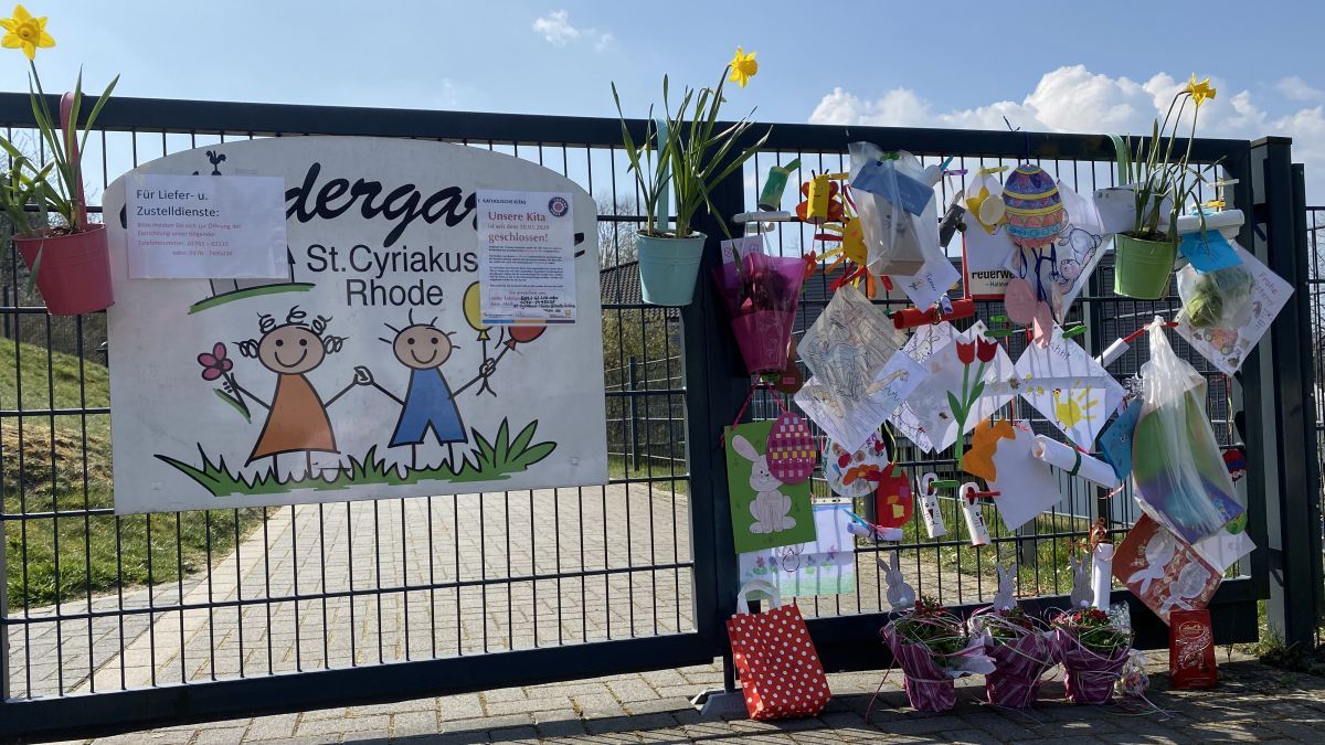 Das wurde der Osterzaun zum Dankezaun: Kinder und Eltern hängten viele Grüße, Bilder und Geschenke für die Erzieherinnen an den Zaun vor dem Kindergarten. von privat