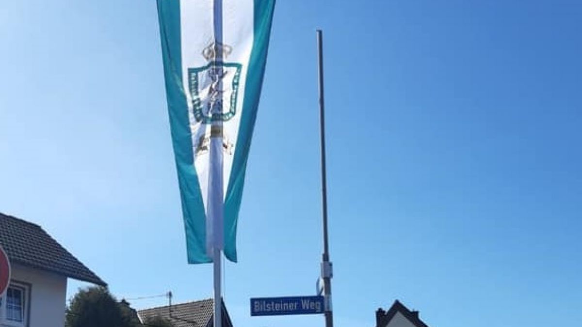 Auch das Lennestädter Stadtkönigspaar André und Anja Korreck hat als Zeichen der Solidarität seine Fahne gehisst. von privat