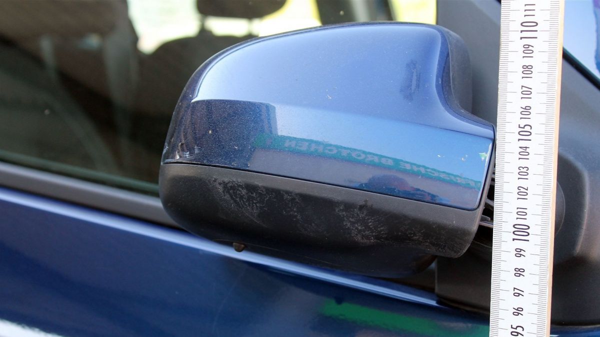 Der beschädigte Außenspiegel des am Unfall beteiligten Autos. von Polizei Olpe
