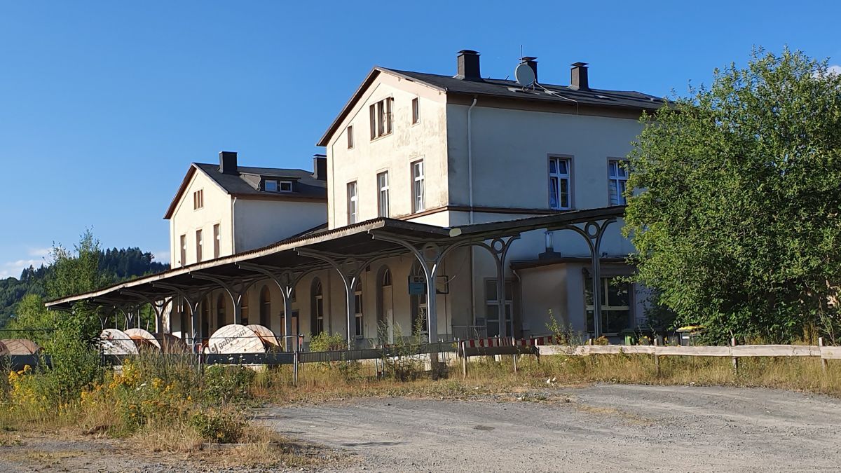 Im Bereich des alten Bahnhofsgebäude in Olpe soll das neue Bürgerhaus entstehen. von Wolfgang Schneider