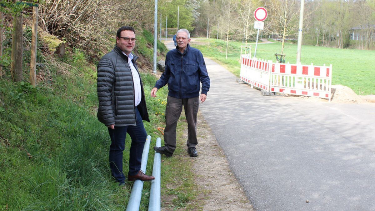 Stadtverordneter Eugen Wörsdörfer und Beigeordneter Karsten Schürheck (links) besichtigen die Baustelle vor Ort. von privat
