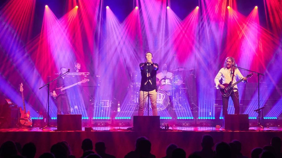 Tribute-Band „We Rock Queen“, rockt die Bühne der Stadthalle im Live-Stream. von privat