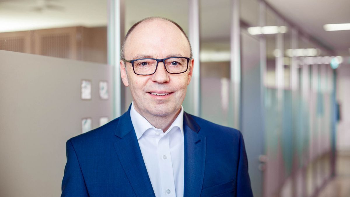 Wilhelm Rücker, der für das Firmen- und Gewerbekundengeschäft der Sparkasse Olpe-Drolshagen-Wenden verantwortlich ist, stellt das „Sparkassen-Gutscheinportal“ vor. von Sparkasse