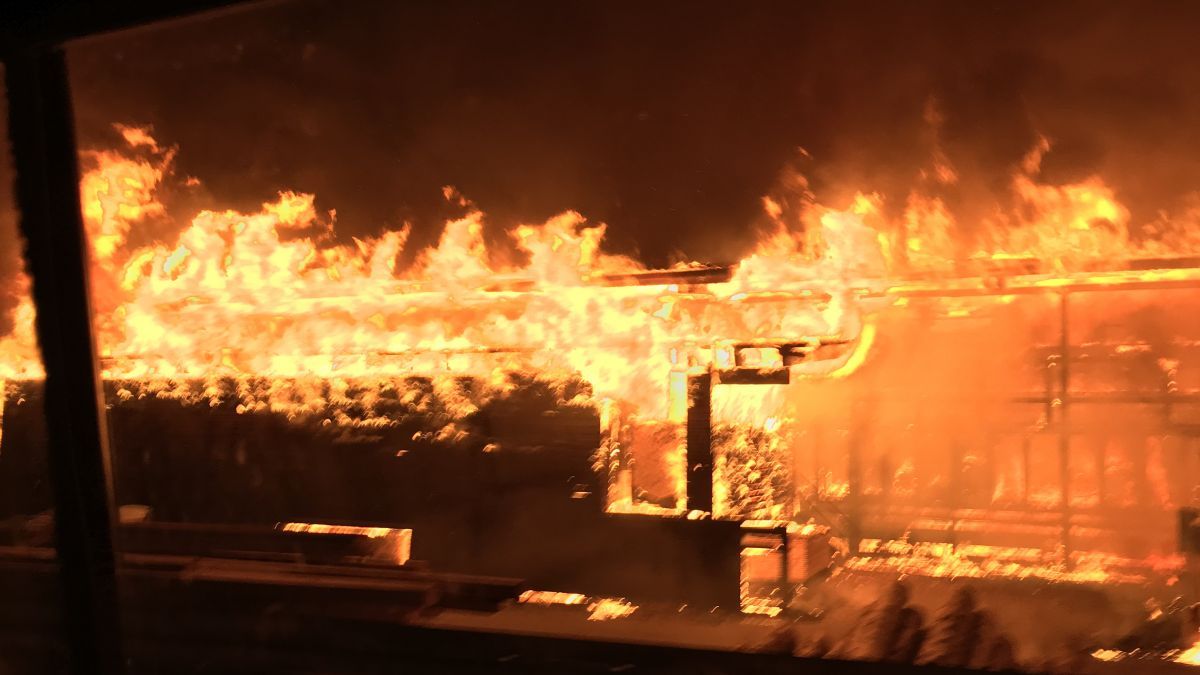 Zwei Hallen des Sägewerks in Neuenkleusheim brannte aus. von Feuerwehr Olpe