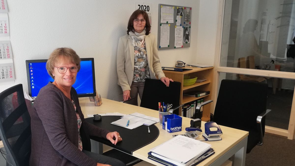 Freuen sich auf den neuen Online-Unterricht: Maria Müller, Leiterin des Lerntreffs (rechts) und Sekretärin Uta Kemmerich. von Adam Fox