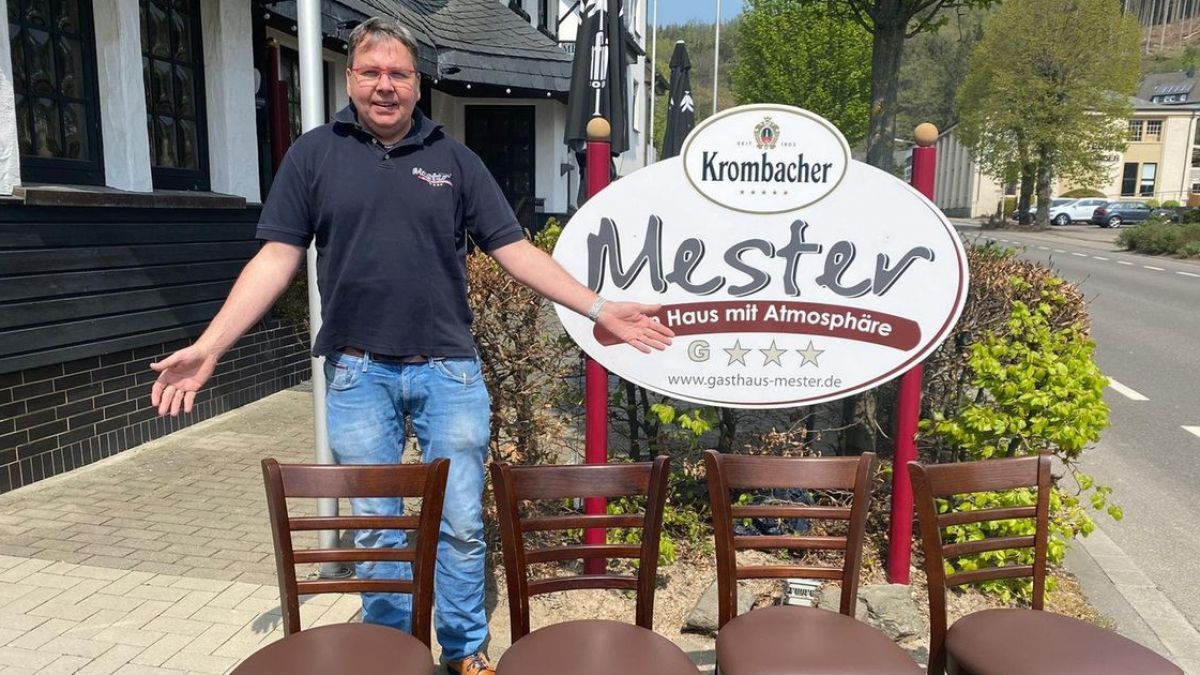 Gerne würde Olli Mester wieder Gäste begrüßen. Doch die Stühle bleiben leer. von privat