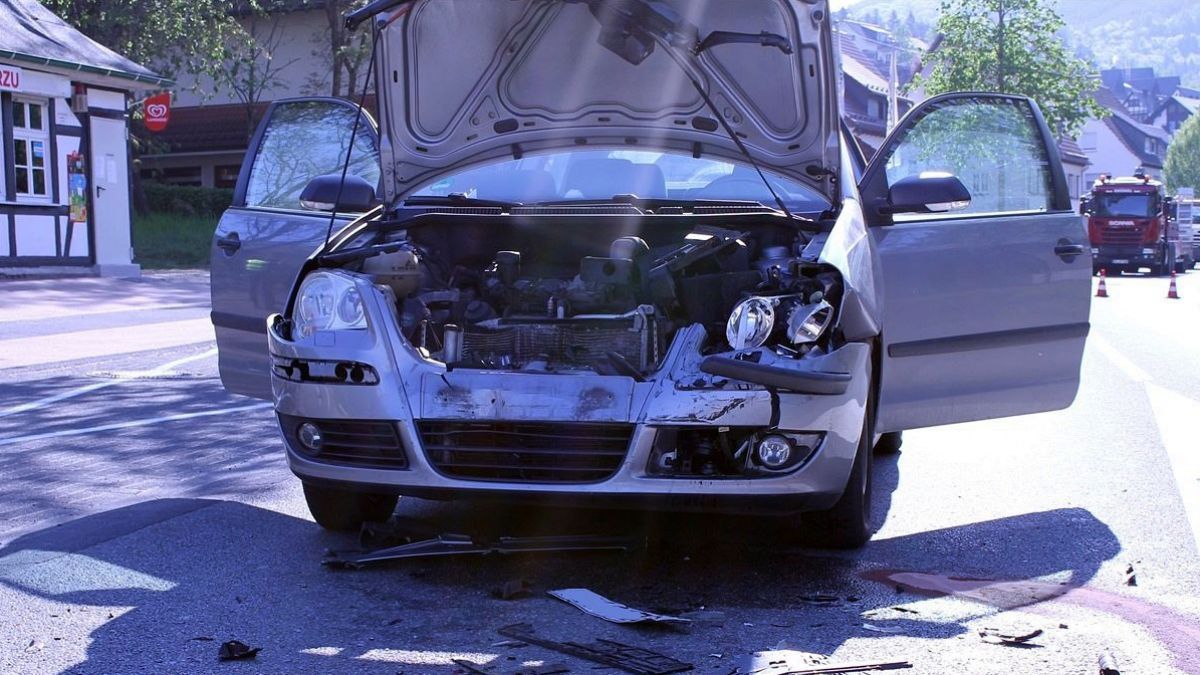 Der Wagen der Fahranfängerin wurde bei dem Auffahrunfall stark beschädigt. von Polizei Olpe