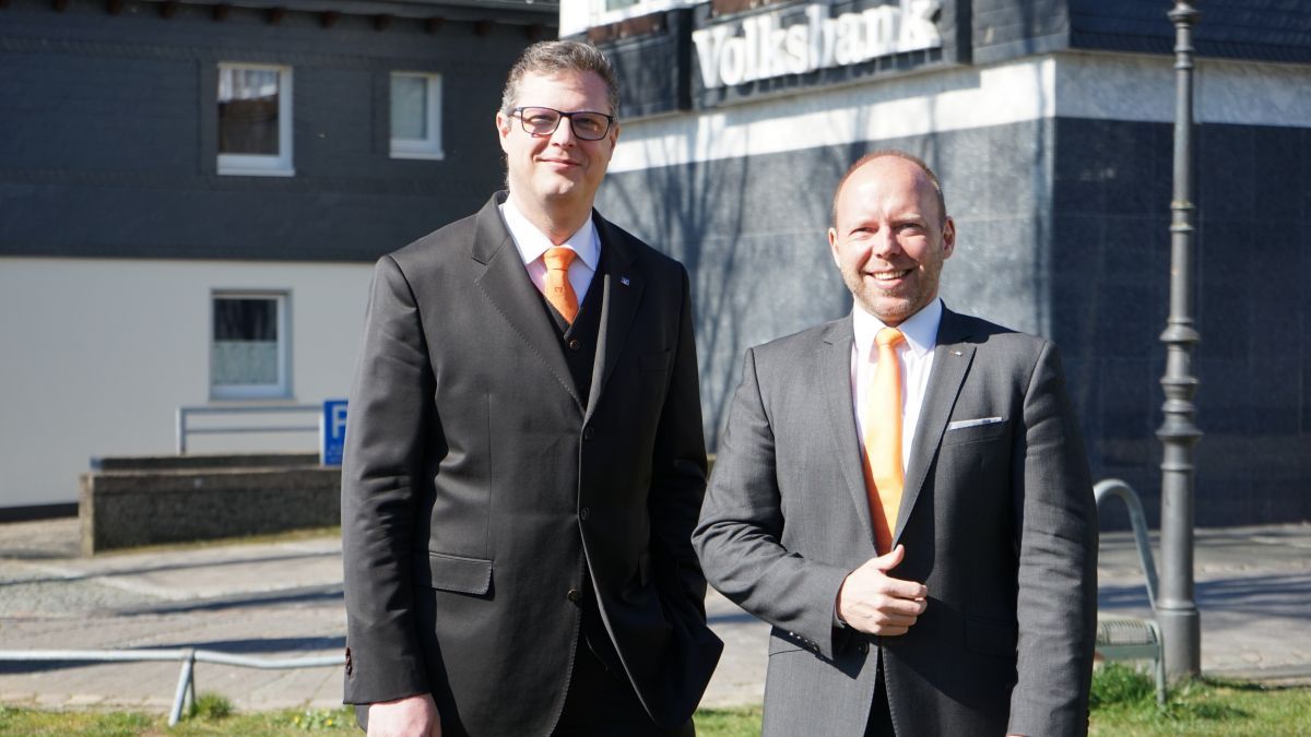 Der Vorstand der Volksbank Olpe-Wenden-Drolshagen: Markus Stottmeyer (links) und Marco Heinemann (rechts). von Volksbank OWD
