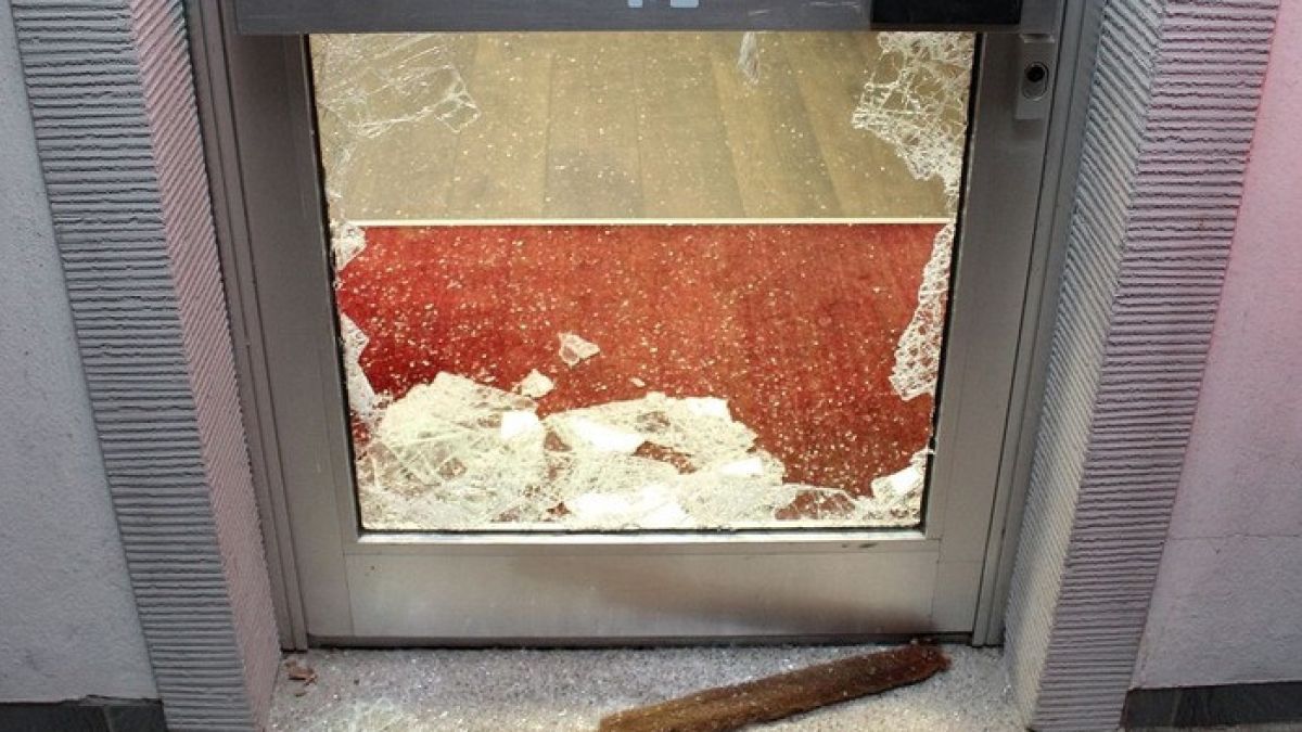 Die Täter schlugen den Glaseinsatz einer Eingangstür ein. von Kreispolizei Olpe