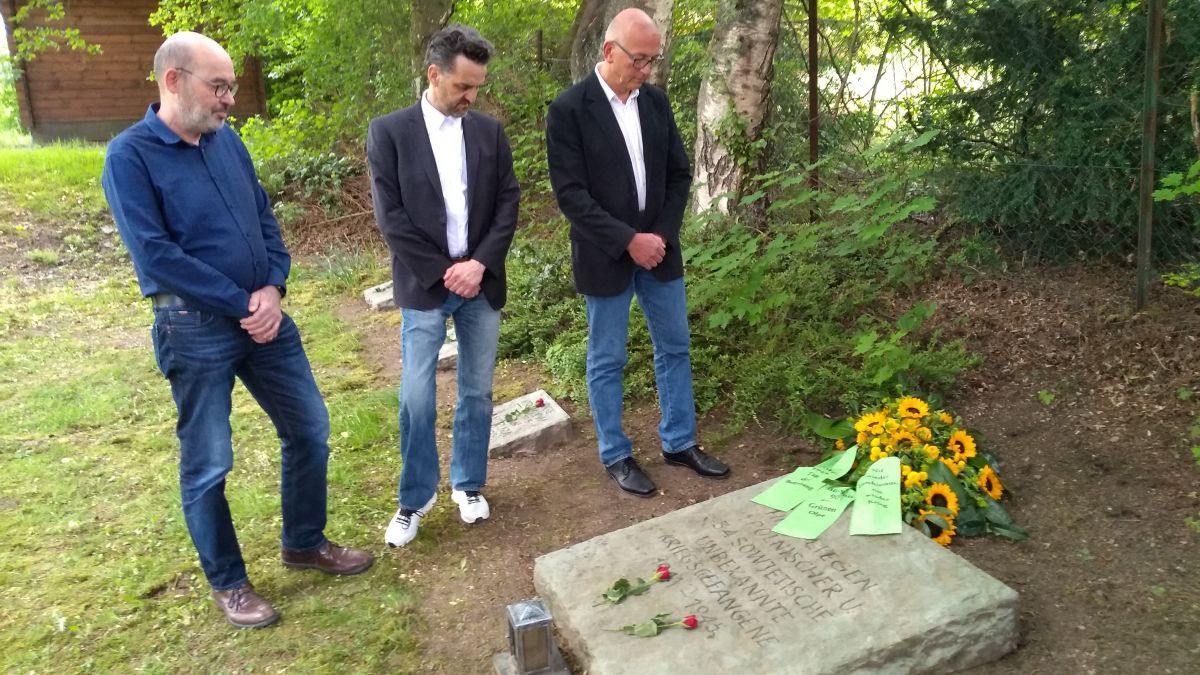 Matthias Koch, Hans Nenne und Christian Bock von den Olper Grünen beim Gedenken an den Tag der Befreiuung. von privat