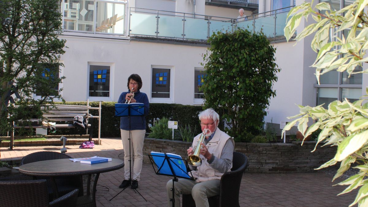 Der evangelische Posaunenchor aus Olpe bereitete den Bewohnern bei strahlendem Sonnenschein ein tolles Konzert. von privat