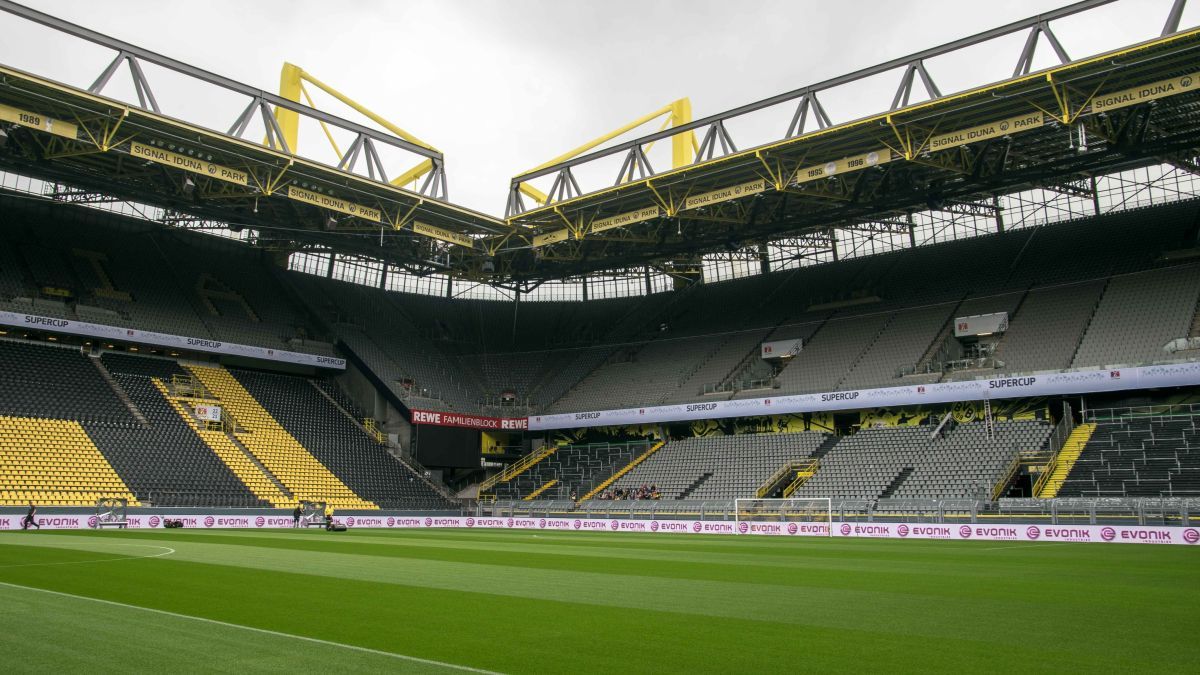 Vor leeren Zuschauerrängen finden die Spiele der Fußball-Bundesliga in der restlichen Saison statt. von Nils Dinkel