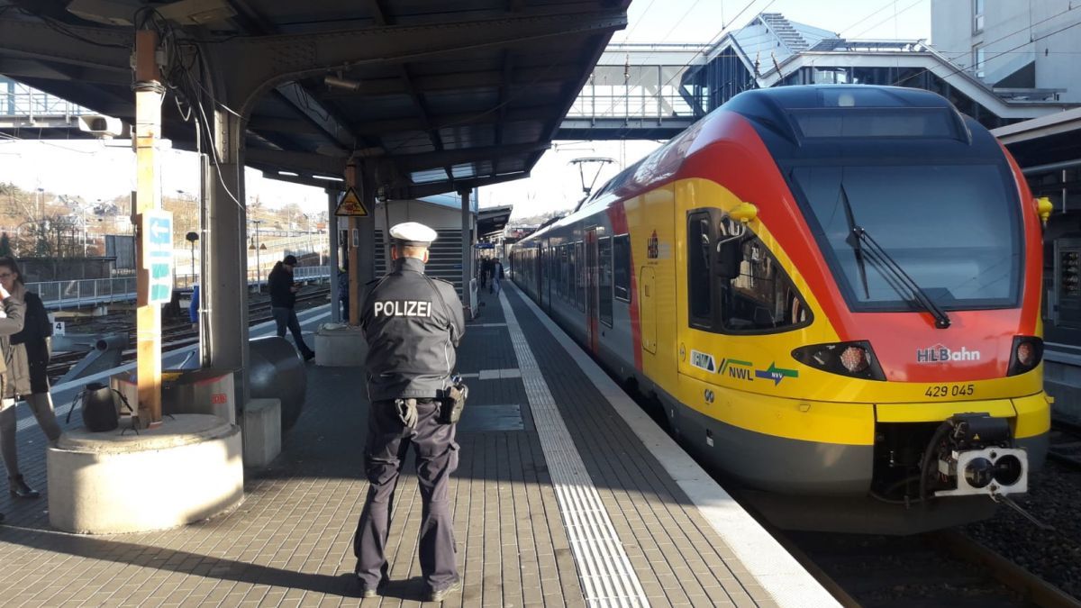 Die Bundespolizei (hier ein Symbolbild aus dem Bahnhof Siegen) nahm die 17-Jährige fest. von Symbol Bundespolizei
