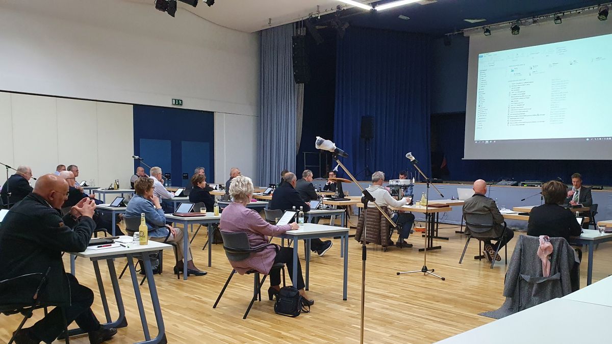 Die jüngste Ratssitzung in Wenden fand aufgrund der Abstandsregeln in der Gesamtschule statt. von Wolfgang Schneider
