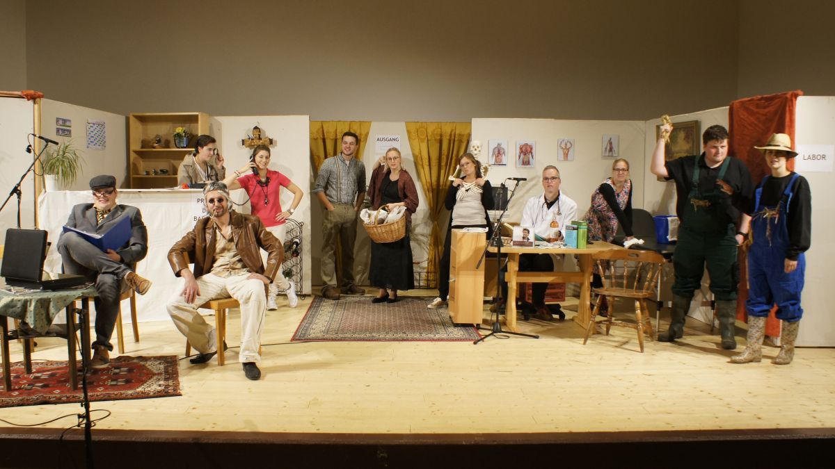 Die Theatergruppe Helden steht im Januar 2021 mit ihrem Stück „Der Vogelschuss“ auf der Bühne der Attendorner Stadthalle. von privat