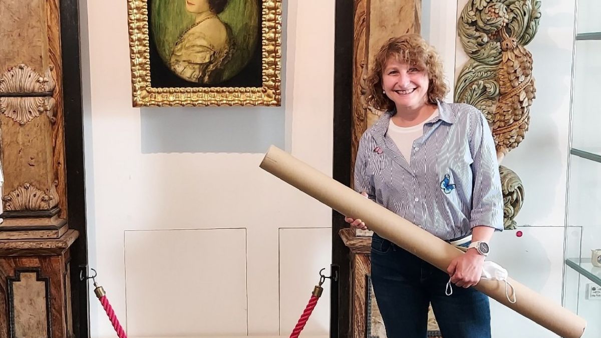 Museumsleiterin Monika Löcken (r.) animiert zum Mitmachen bei der Abgabe von Zeitkapseln. von privat