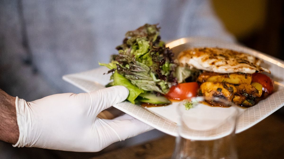 Servieren in Corona-Zeiten: Ohne Hygiene- und Abstandsregeln geht nichts in der Gastronomie. Daher sollten Gäste beim Restaurantbesuch Geduld mitbringen, meint die Gewerkschaft NGG. von NGG