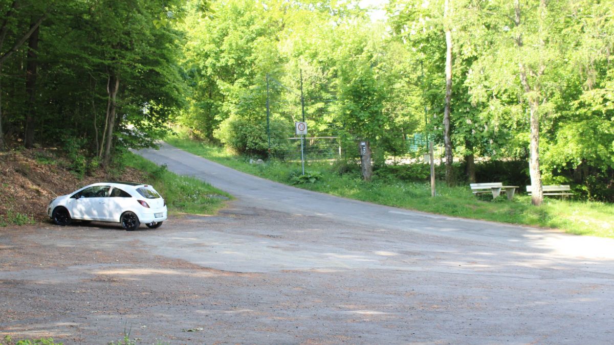 Die Bauarbeiten zur Erneuerung des Parkplatzes am Mountainbikepark an der Heldener Straße in Attendorn beginnen. von privat