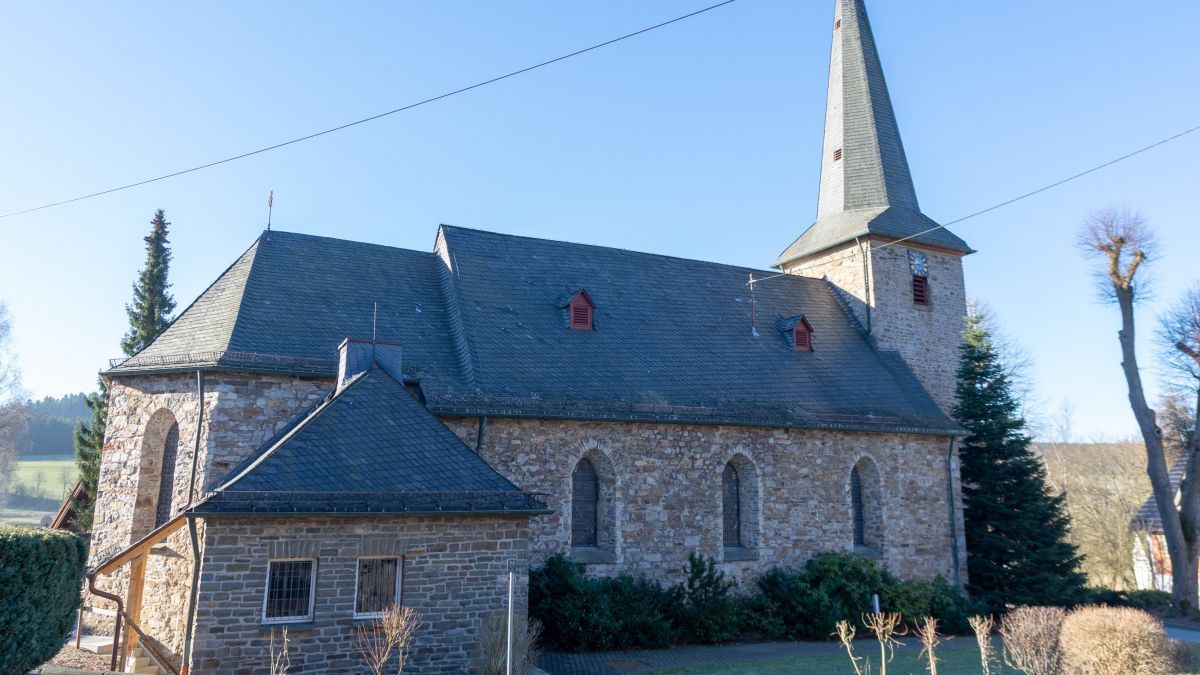 In den Kirchen in Rahrbach (Foto) und Welschen Ennest dürfen - unter Auflagen - wieder Gottesdienste gefeiert werden. von Symbol Nils Dinkel