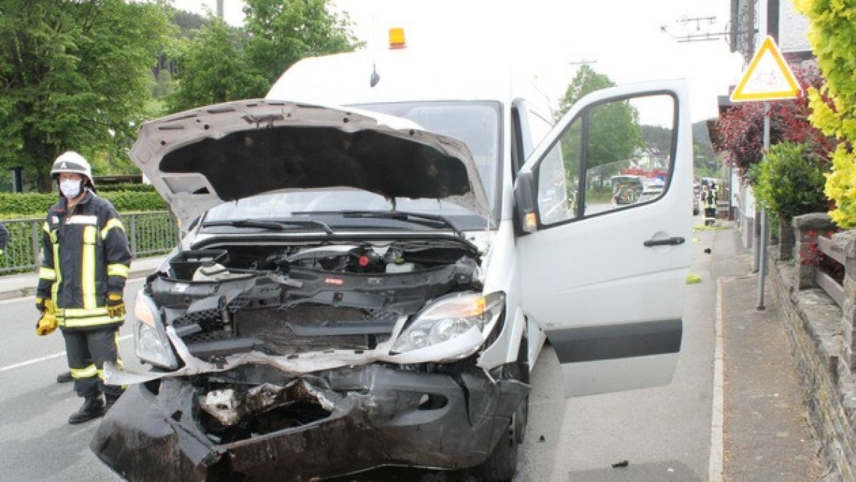 Der Fahrer geriet mit seinem Transporter auf die Gegenfahrbahn und kollidierte mit einem weiteren Pkw. von Kreispolizeibehörde Olpe