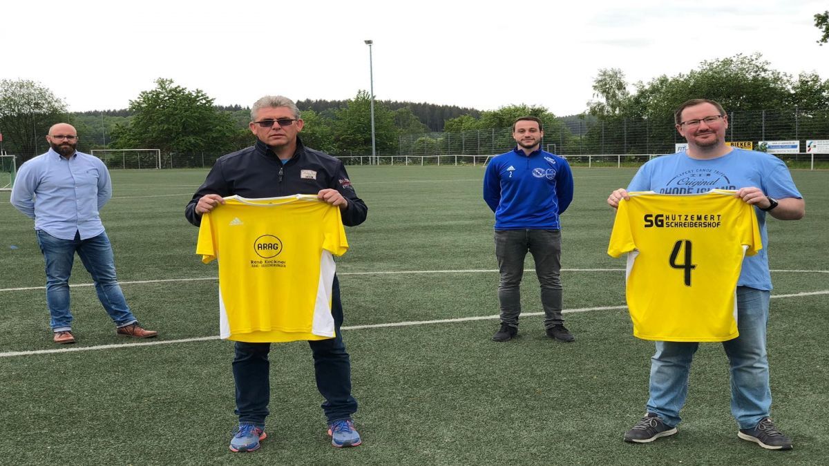 Auf Abstand: Daniel Ortmann (Abteilungsleiter Fußball Hützemerter SV), Dirk Laube, Yannik Kreis (Kassierer FC Schreibershof) und Sebastian Halbe. von privat
