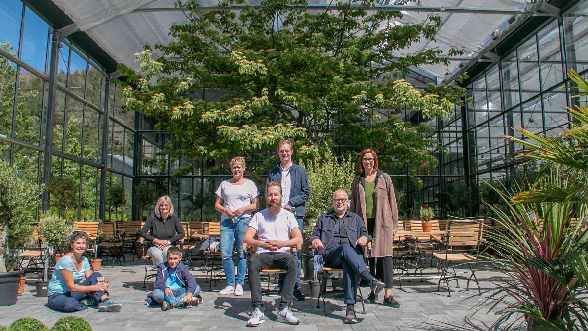 Birgit und Alexander Kremer (hinten Mitte) stellten zusammen mit allen Partnern die weiteren Stationen im Gartencenter vor. von Christine Schmidt