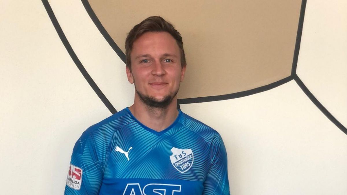 Tim Schrage verlässt die SG Finnentrop/Bamenohl und steht von jetzt an für den TuS Erntebrück auf dem Platz. von TuS Erntebrück