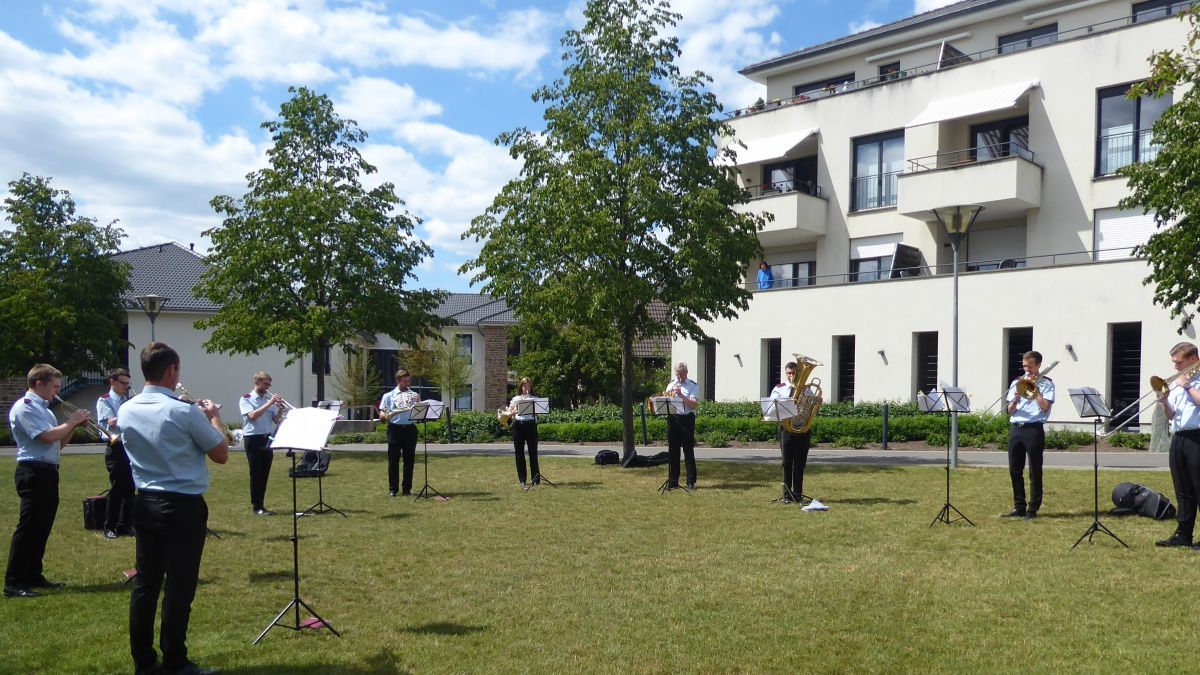 Die Musiker des Musikzugs Olpe spielten ein Pfingstständchen am WohnGut Osterseifen und am Krankenhaus. von Musikzug Olpe