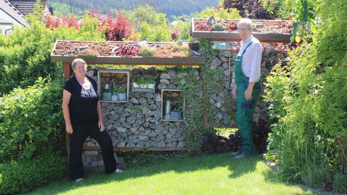 Eva und Günter Haumann sind stolz auf ihren Garten - und stecken so manche Stunde Arbeit hinein. von Angelika Brill