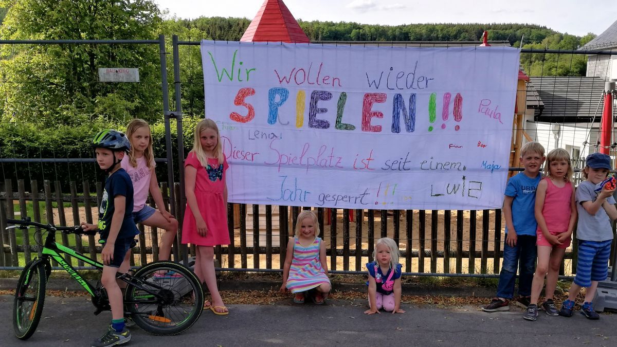 Mit einem Banner fordern die Kinder die Öffnung des Spielplatzes. von Sigrid Mynar