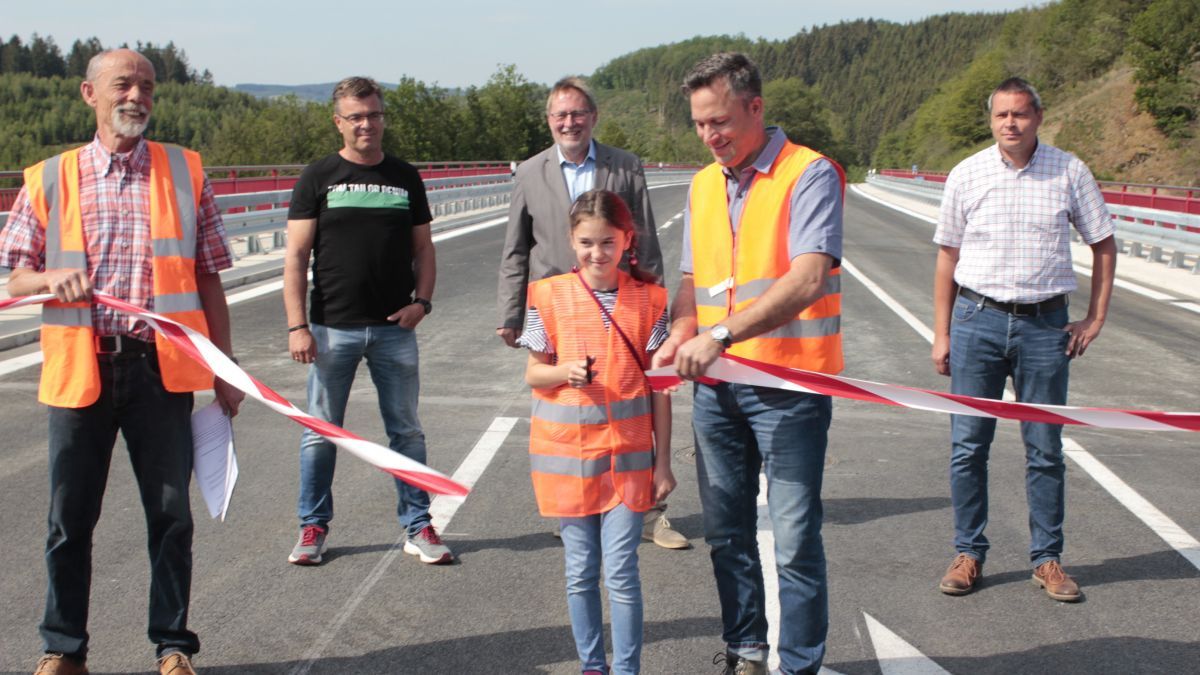 Symbolischer Akt: Mit dem Durchschneiden des Absperrbandes wurde die neue Talbrücke für den Verkehr freigegeben. von Wolfgang Schneider