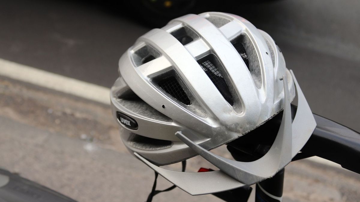 Der beschädigte Helm des Radfahrers. von Polizei Olpe