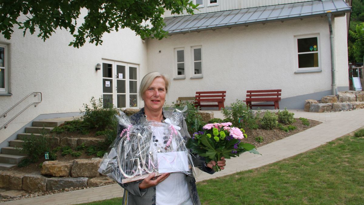 Anita Behrensmeyer vor „ihrer“ Schatzkiste: Zum 30. Geburtstag des Altenhundemer Kindergartens hat sich die 63-Jährige in den wohlverdienten Ruhestand verabschiedet. von Kerstin Sauer