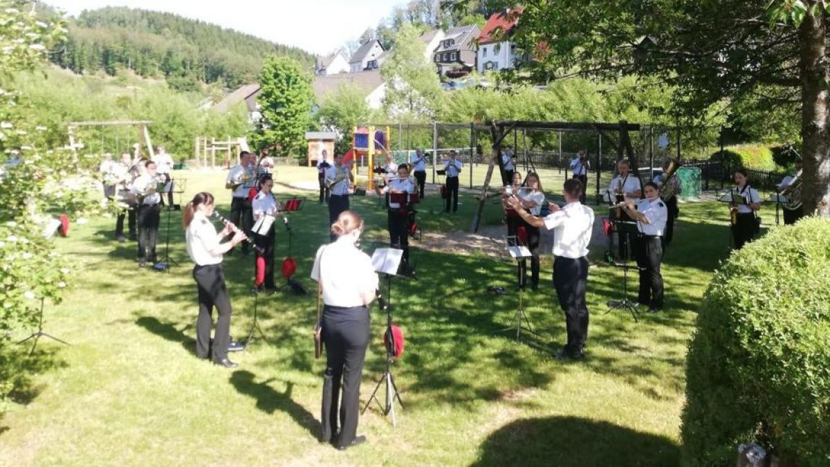 Der Musikverein Neuenkleusheim spielte bei der Pfingstmesse mit Abstand. von privat