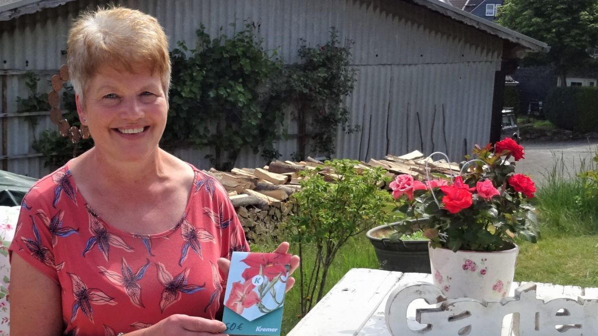 Ursula Heite freut sich über den Gutschein, der ihrer Gartengestaltung zugutekommt. von Sigrid Mynar