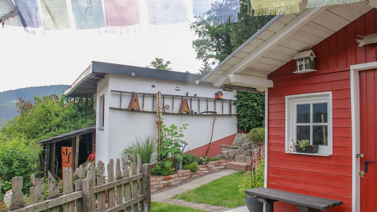 Ob selbst gestalteter Holzzaun oder Meisenkästen - alles ist selbst gebaut. von Christine Schmidt