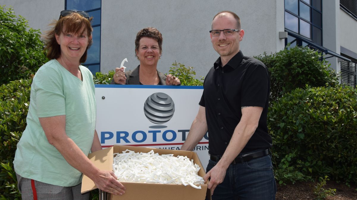 Barbara Sander-Graetz und Birgit Eberhard vom DRK-Kreisverband Olpe freuten sich über weitere 1.000 Savegrabber, die Torsten Wolschendorf von Prototec (v.l.) stellvertretend für den VIA Verbund zur kostenlosen Verteilung zur Verfügung stellte. von privat