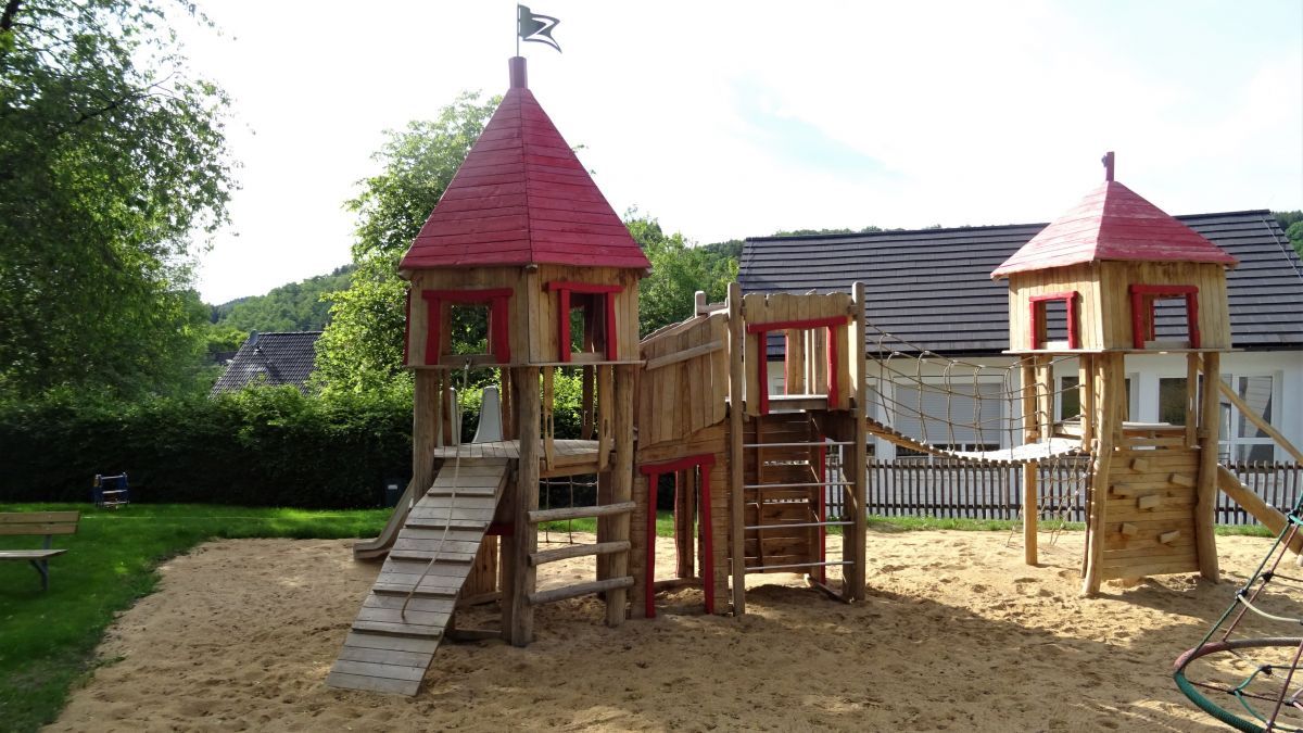 Die neue Räuberburg auf dem Spielplatz in Oberveischede. von Sigrid Mynar