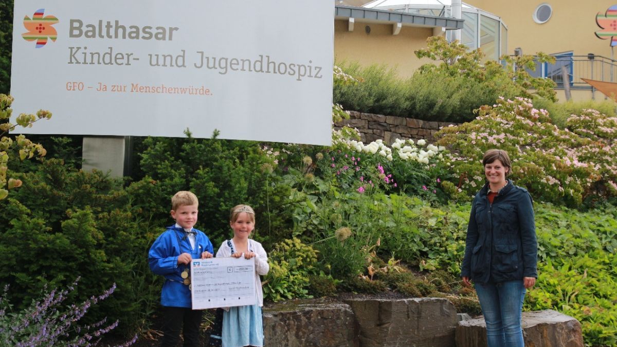 Das Kinderkönigspaar Nils Kleffmann und Josy Hatzfeld überreichte den Scheck ans Kinderhospiz. von privat