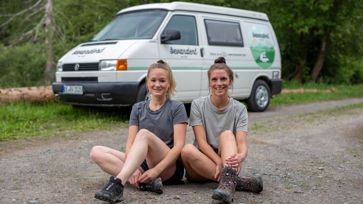 Alisa Kriegesmann und Marina Stötzel fahren mit ihrem Van durch die Mittelgebirge. von Christine Schmidt