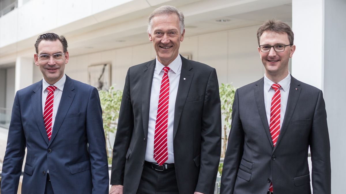 Der Vorstand der Sparkasse „Mitten im Sauerland“ , Frank Nennstiel, Peter Schulte und Peter Vogt (von links). von privat