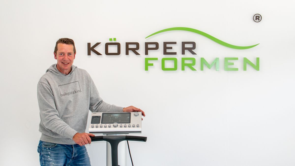 Matthias Meyer eröffnet Körperformen Lennestadt am Marktplatz in Altenhundem. von Christine Schmidt