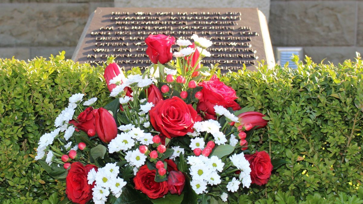 Blumen als Zeichen der Erinnerung an die schrecklichen Zeiten. von privat