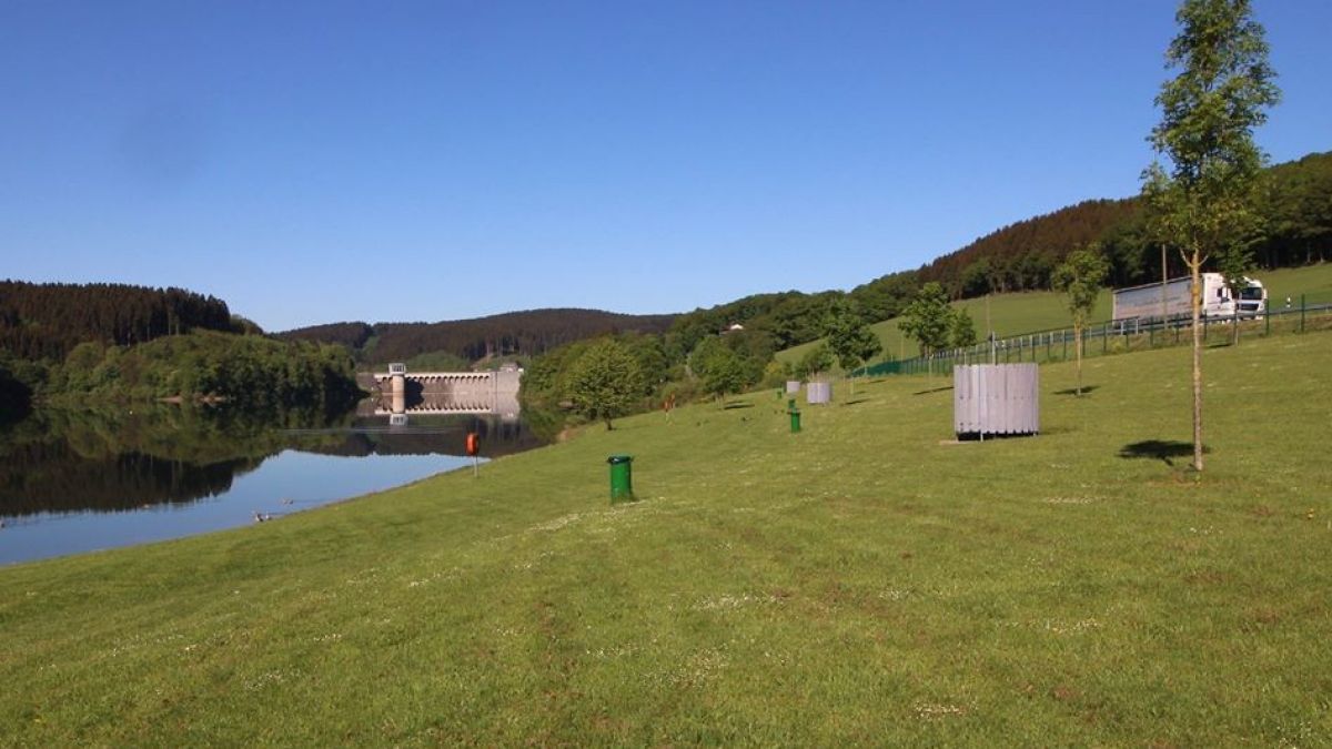 Ab Fronleichnam kann man an der Badestelle Schnütgenhof in das (noch kühle) Wasser des Biggesees eintauchen. von Stadt Attendorn