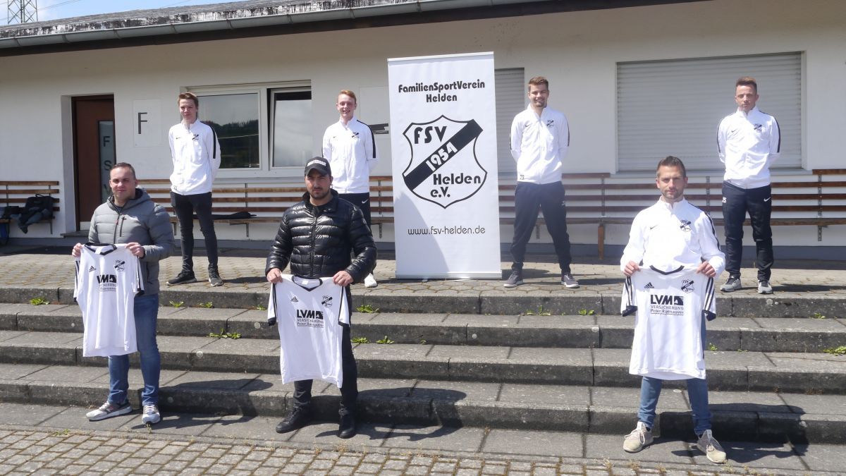 Neuzugänge beim FSV Helden: Daniel Höffer, Nils Mertens, Jan Bachen, Spielertrainer Ronny Stosik (hinten von links), Dennis Lantella, Murat Coskunsu und Benjamin Böcher (vorne von links). Es fehlt Ali Khalil. von privat