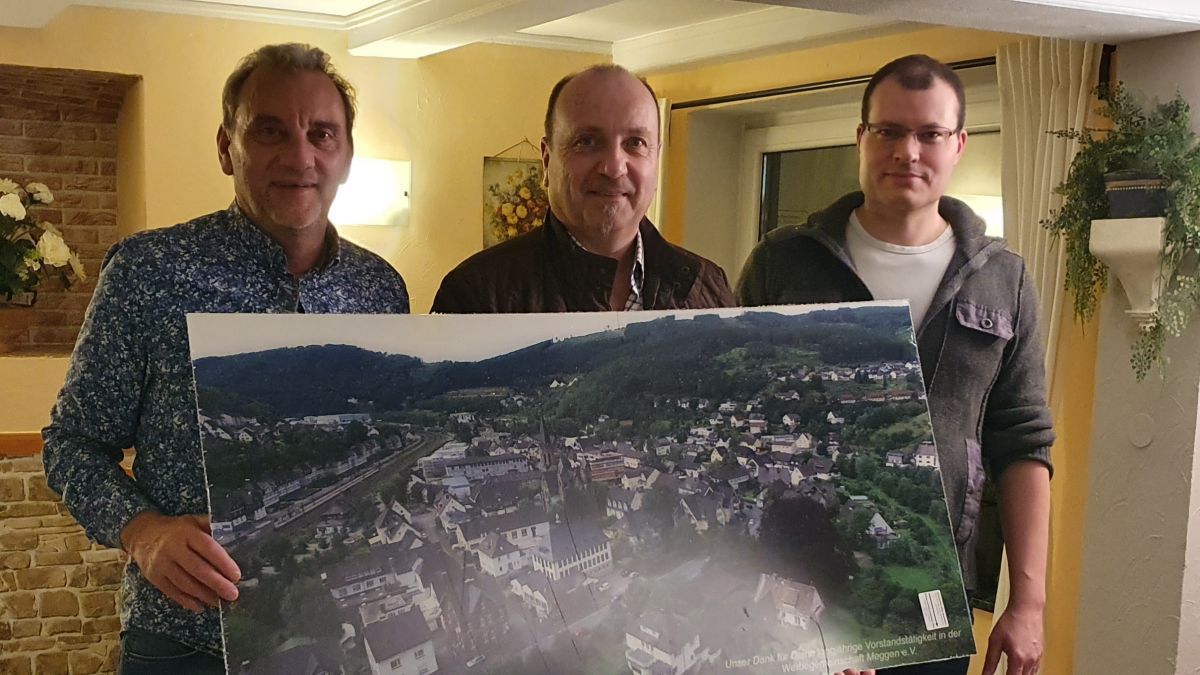 Allo Gödde (l.) und Christian Hartl (r.) verabschiedeten Andreas Rosenthal, der nach 14 Jahren als Vorsitzender der Werbegemeinschaft Meggen sein Amt zur Verfügung stellte. von privat