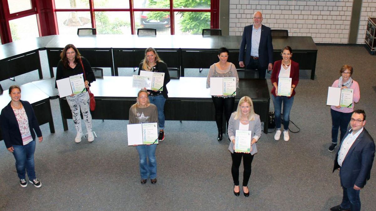 Die Preisträger mit Bürgermeister Stefan Hundt (hinten), dem Beigeordneten Karsten Schürheck (r.) und der Umweltschutzbeauftragen Dr. Svendja Vormstein (l.) im Rathaus. von privat