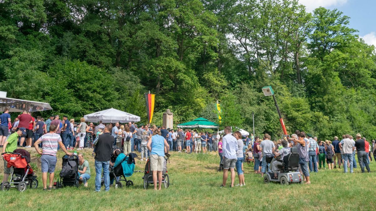 Bei strahlendem Sonnenschein ermittelten die Grevenbrücker Schützen im vergangenen Jahr ihre neuen Regenten. In diesem Jahr muss das Schützenfest leider ausfallen - aber die Grevenbrücker haben sich ein Alternativ-Programm. von Marius Albert